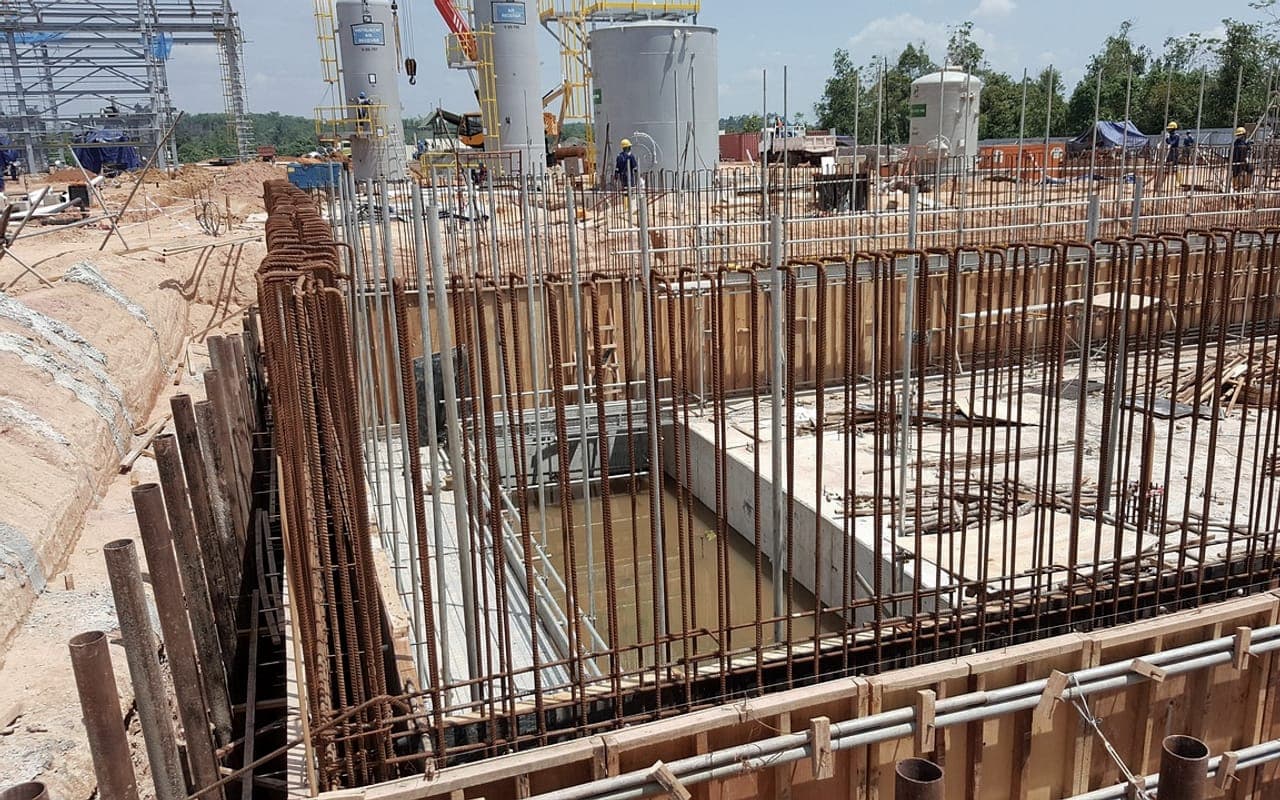 Fundaciones con acero de refuerzo en una obra civil