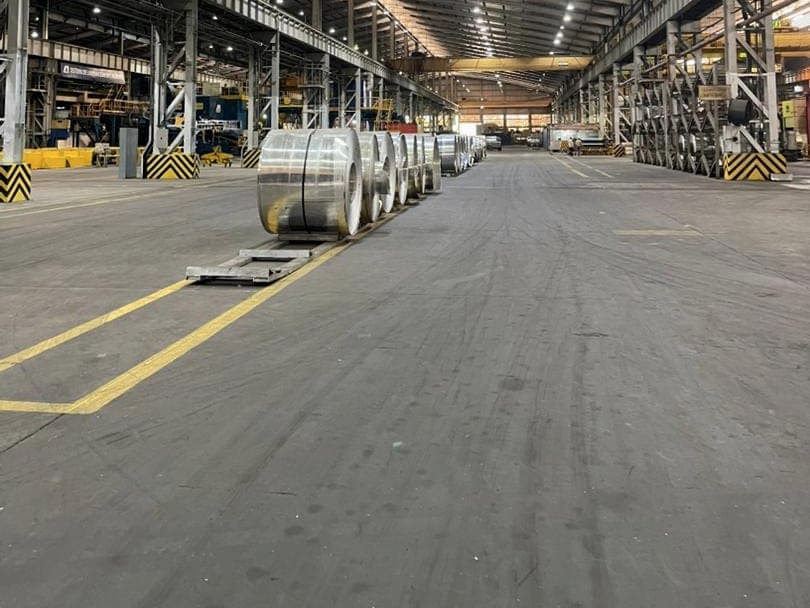 Nave industrial con bobinas y puente grúa